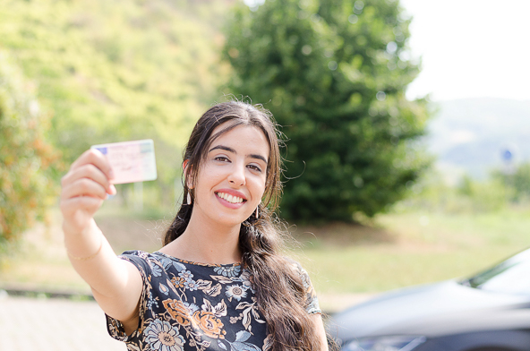 Schnell zum Führerschein Im Schnelldurchgang zum Führerschein? Bei uns hast du die Möglichkeit in 14 Werktagen deinen Führerschein zu machen*.*Wenn der Führerscheinantrag von der Führerscheinstelle genehmigt wurde. Dauer 2-4 Wochen